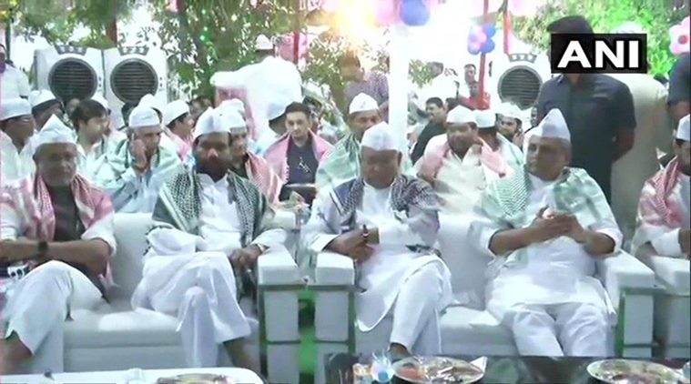 Nitish Kumar attends Iftar attended by Paswan