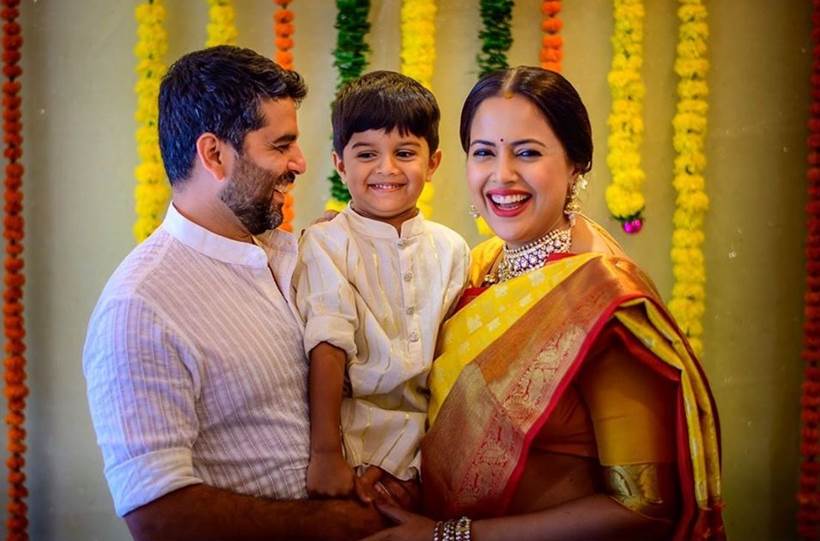 Sameera Reddy baby shower family pic