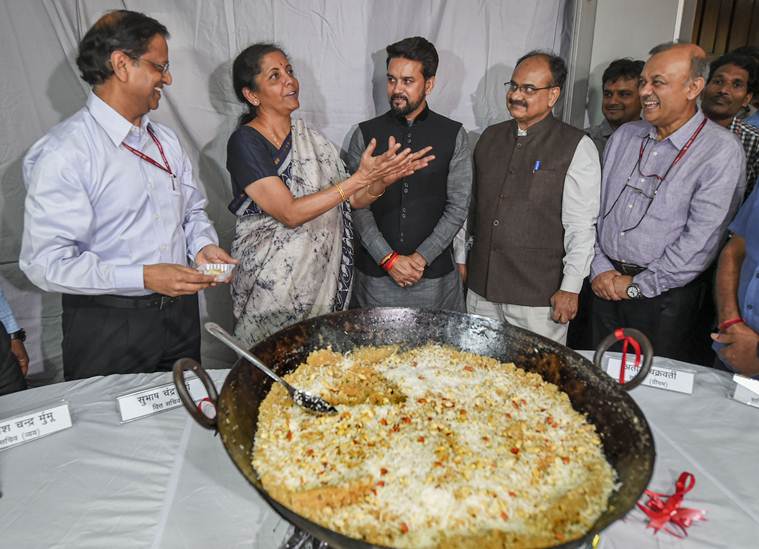 Narendra Modi, Budget 2019, Modi mets economists, pm modi, pm modi meeting economists, pm modi economists meeting, budget 2019, pm modi economy, pm modi niti aayog