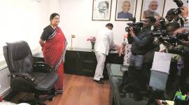 Smriti Irani, Textiles Minister Smriti Irani, Smriti Irani memorabilia auction, Smriti Irani PF, Indian express