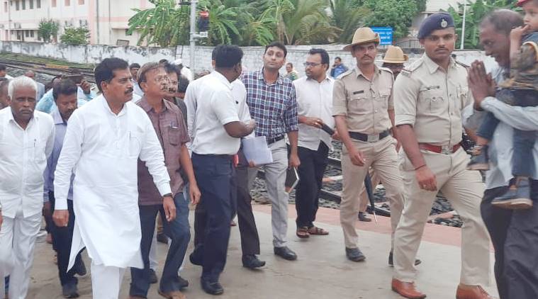 Suresh-Angadi-inspection-surprise-Belagavi-railway-station