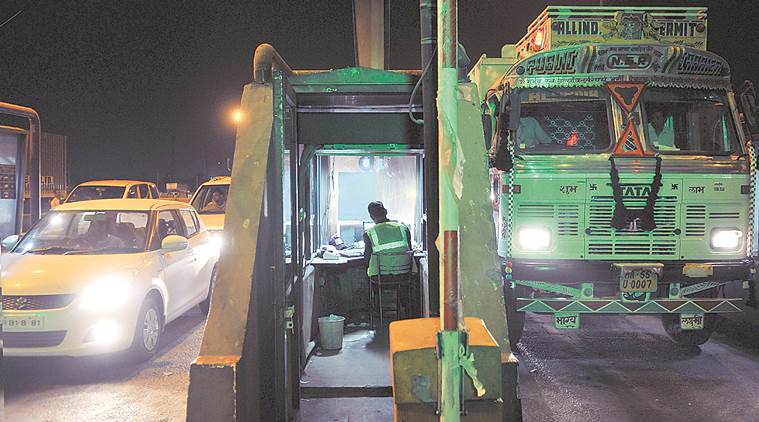 gurgaon, gurgaon toll plaza, toll plaza employee assault, toll plaza pro assaulted, gurgaon news, indian express