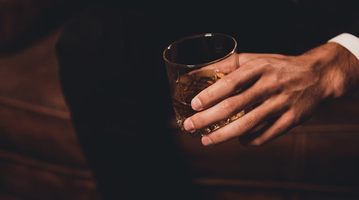 गुजरात के शिक्षकों ने बुक किया, गुजरात के शिक्षकों ने शराब पार्टी, गुजरात के शिक्षकों ने महत्वपूर्ण वीडियो, निषेध अधिनियम केस गुजरात, भारतीय एक्सप्रेस