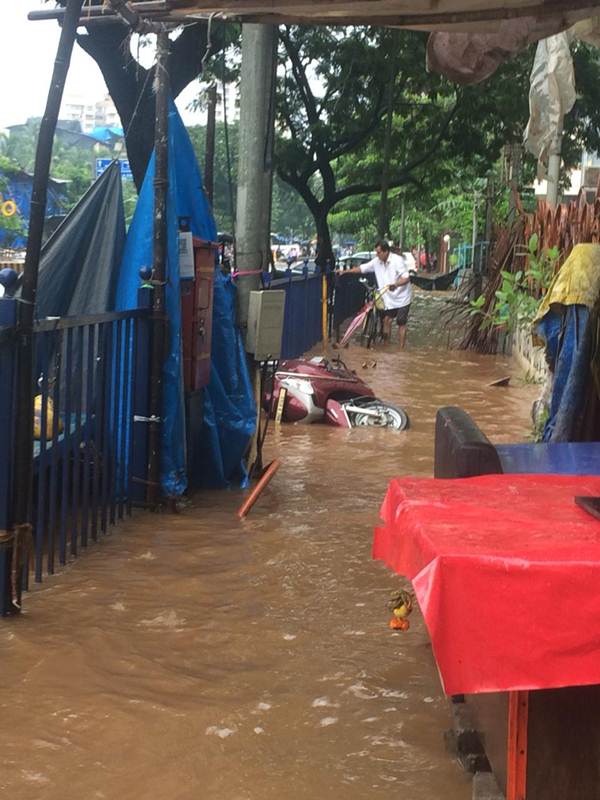 Mumbai rains live, Mumbai rains, mumbai rains photos, Mumbai rainfall latest news, maharashtra news, Devendra fadnavis, Mumbai wall collapse, Mumbai news, Mumbai waterlogging, Mumbai residents, india news, Indian express