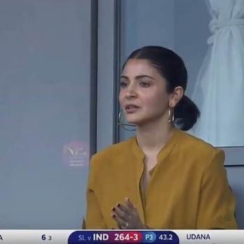 350px x 350px - Anushka Sharma cheers for husband Virat Kohli and his teammates |  Entertainment Gallery News - The Indian Express