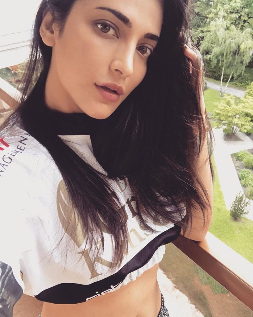 shruti haasan selfie