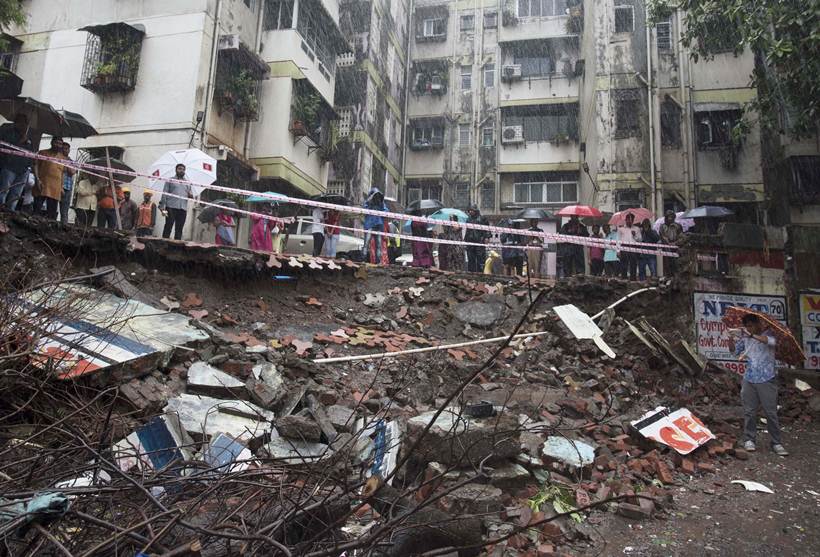 Mumbai rains live, Mumbai rains, mumbai rains photos, Mumbai rainfall latest news, maharashtra news, Devendra fadnavis, Mumbai wall collapse, Mumbai news, Mumbai waterlogging, Mumbai residents, india news, Indian express