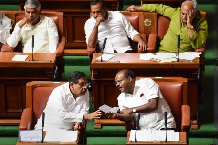 Karnataka heats up after SC orders status quo on rebel MLAs, Kumaraswamy seeks trust vote