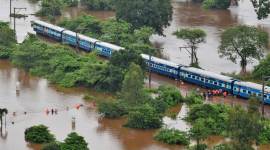 Mumbai rains, Mahalaxmi express, train stranded in Thane, Maharashtra rains, train stranded in rains, Mumbai waterlogging, Tahne waterlogging, water in tracks, track inspection, indiane express