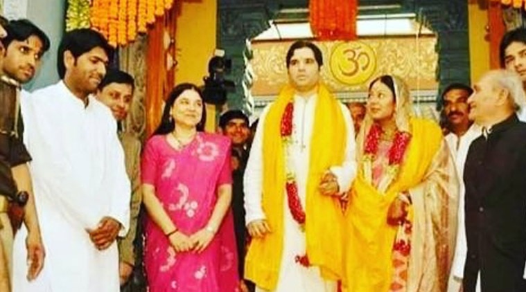 maneka gandhi, maneka gandhi sari pt nehru, maneka gandhi wearing sari woven by nehru, #sareetwitter, priyanka gandhi, priyanka gandhi in sari, priyanka gandhi sari, saree, saree day, indianexpress.com, how to drape a saree, saree drapes, sari drapes, draping sari, saree twitter, tarun tahiliani, twitter, social media, pallu sides, pallu, tips to pleat a sari, saree twitter trends,indian express, indian express news
