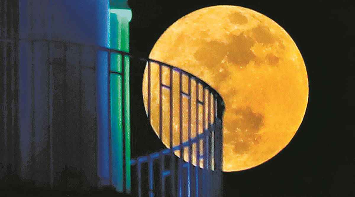 The Many Moods Of The Moon Urdu Poetry S Favourite Muse Eye News The Indian Express