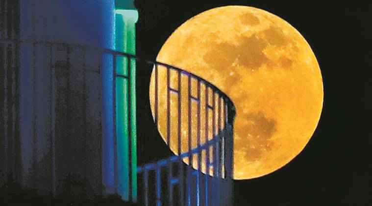 Urdu poet, Urdu poetry, moon descriptions in Urdu poetry, indianexpress eye stories, SundayEYE, Badli Ka Chaand, Faiz Ahmed Faiz, post-modern poets, Mir Taqi Mir, Allama Iqbal, Faiz Ahmed Faiz, who is Faiz Ahmed Faiz, urdu poetry moments, couplets from urdu poetry, urdu for moon, urdu, muslim,