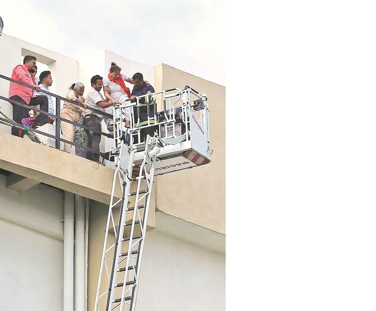 mumbai fire, mumbai mtnl building fire, mumbai mtnl building, mtnl building mumbai, mtnl building fire mumbai, mtnl building fire, mumbai news, Indian Express