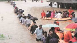 mahalaxmi express marooned, mahalaxmi express mumbai, mahalaxmi express stranded, mumbai rain, mumbai trains, mumbai train services, passengers stranded, central railway, police, maharashtra news, indian express news