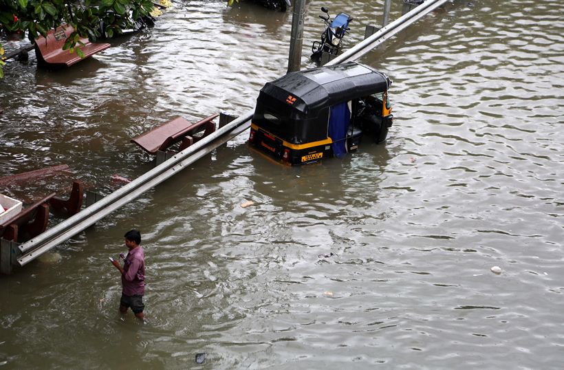 Mumbai rains live, Mumbai rains, mumbai rains photos, Mumbai rainfall latest news, maharashtra news, Devendra fadnavis, Mumbai wall collapse, Mumbai news, Mumbai waterlogging, Mumbai residents, india news, Indian express
