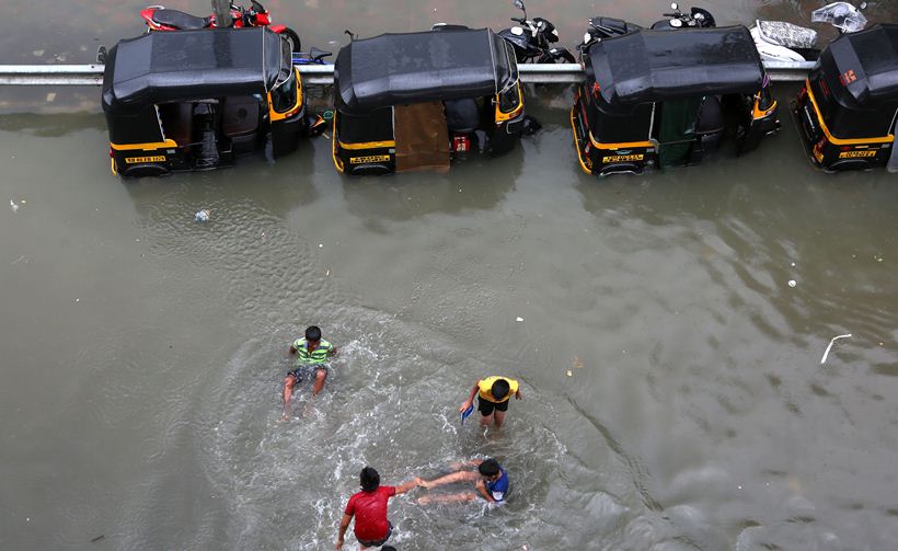 Mumbai rains live, Mumbai rains, mumbai rains photos, Mumbai rainfall latest news, maharashtra news, Devendra fadnavis, Mumbai wall collapse, Mumbai news, Mumbai waterlogging, Mumbai residents, india news, Indian express