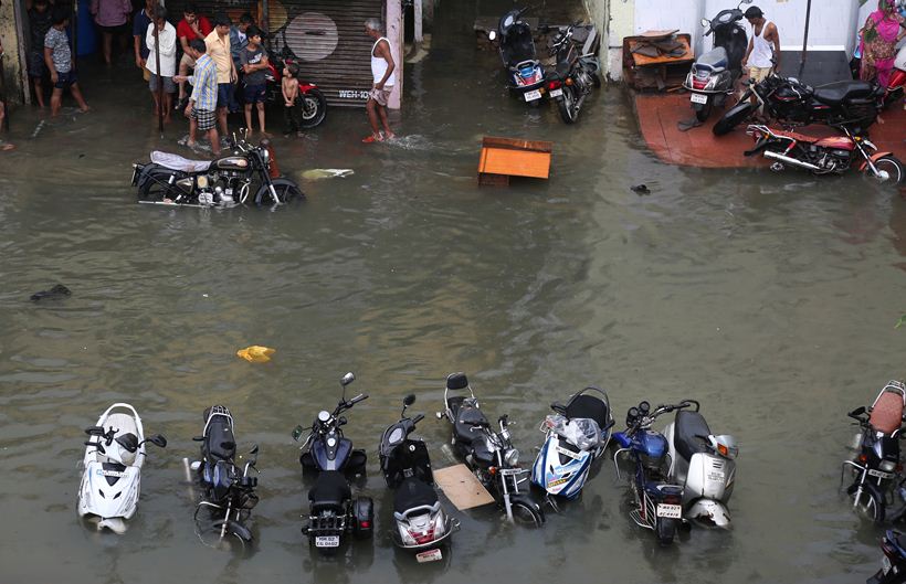 Mumbai rains live, Mumbai rains, mumbai rains photos, Mumbai rainfall latest news, maharashtra news, Devendra fadnavis, Mumbai wall collapse, Mumbai news, Mumbai waterlogging, Mumbai residents, india news, Indian express
