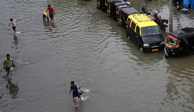 Mumbai rains live, Mumbai rains, mumbai rains photos, Mumbai rainfall latest news, maharashtra news, Devendra fadnavis, Mumbai wall collapse, Mumbai news, Mumbai waterlogging, Mumbai residents, india news, Indian express