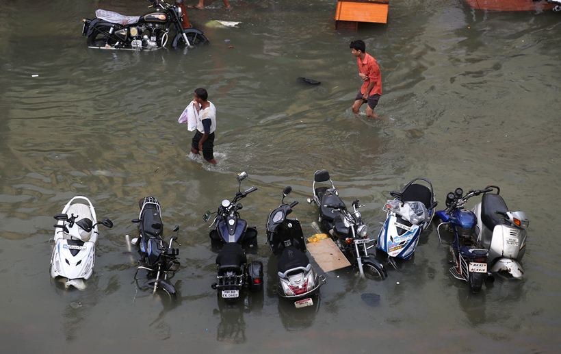 Mumbai rains live, Mumbai rains, mumbai rains photos, Mumbai rainfall latest news, maharashtra news, Devendra fadnavis, Mumbai wall collapse, Mumbai news, Mumbai waterlogging, Mumbai residents, india news, Indian express