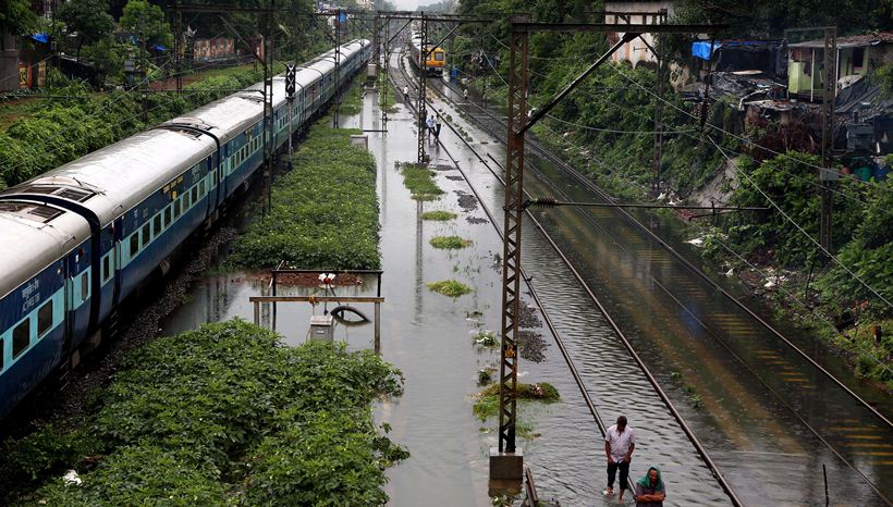 Mumbai rains live, Mumbai rains, mumbai rains photos, Mumbai rainfall latest news, maharashtra news, Devendra fadnavis, Mumbai wall collapse, Mumbai news, Mumbai waterlogging, Mumbai residents, india news, Indian express