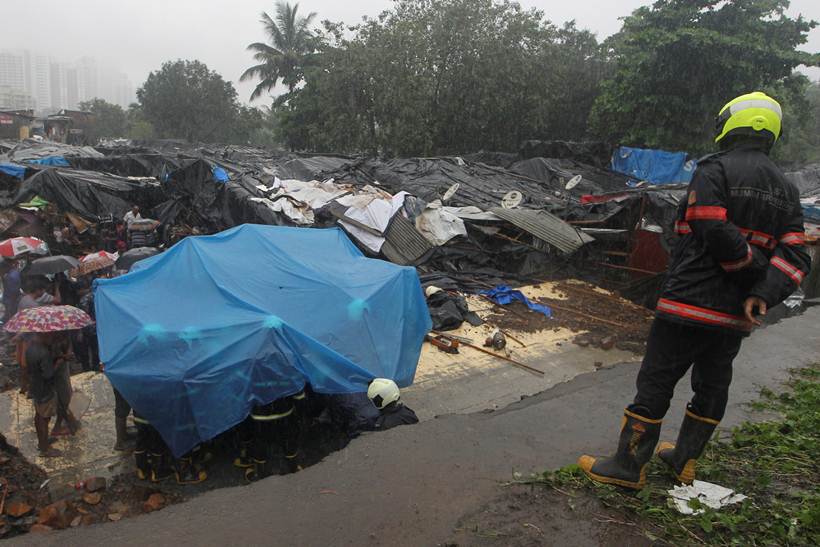 Mumbai rains live, Mumbai rains, mumbai rains photos, Mumbai rainfall latest news, maharashtra news, Devendra fadnavis, Mumbai wall collapse, Mumbai news, Mumbai waterlogging, Mumbai residents, india news, Indian express