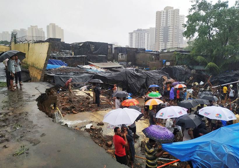 Mumbai rains live, Mumbai rains, mumbai rains photos, Mumbai rainfall latest news, maharashtra news, Devendra fadnavis, Mumbai wall collapse, Mumbai news, Mumbai waterlogging, Mumbai residents, india news, Indian express