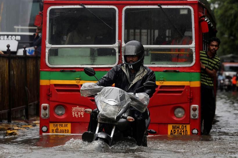 Mumbai rains live, Mumbai rains, mumbai rains photos, Mumbai rainfall latest news, maharashtra news, Devendra fadnavis, Mumbai wall collapse, Mumbai news, Mumbai waterlogging, Mumbai residents, india news, Indian express