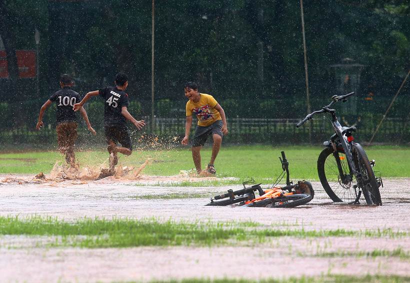Mumbai rains live, Mumbai rains, mumbai rains photos, Mumbai rainfall latest news, maharashtra news, Devendra fadnavis, Mumbai wall collapse, Mumbai news, Mumbai waterlogging, Mumbai residents, india news, Indian express