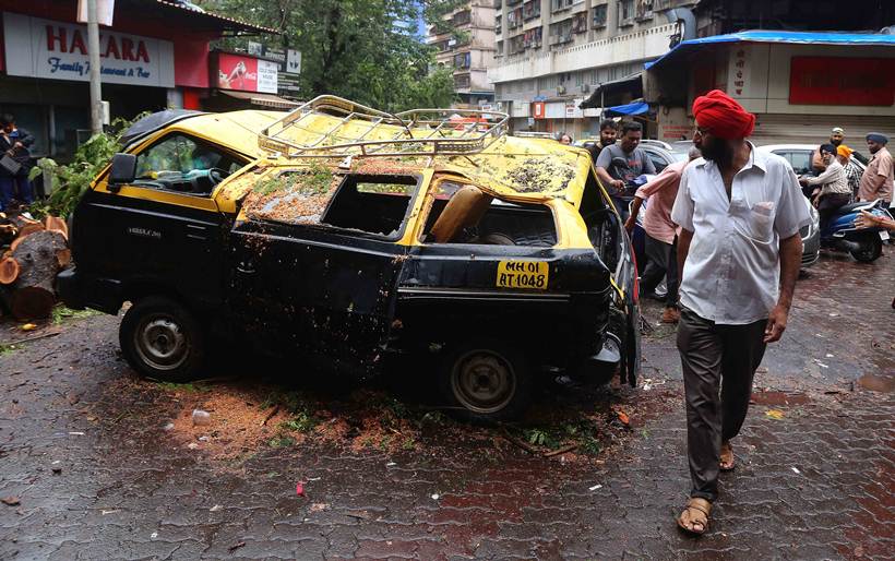 Mumbai rains live, Mumbai rains, mumbai rains photos, Mumbai rainfall latest news, maharashtra news, Devendra fadnavis, Mumbai wall collapse, Mumbai news, Mumbai waterlogging, Mumbai residents, india news, Indian express