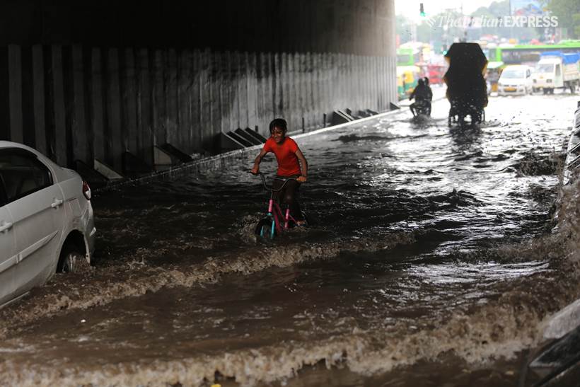 Delhi rains, delhi waterlogged, old delhi rains, raons in old delhi, waterlogged roads in old delhi, delhi weather, fdelhi weather forecast, delhi rain photos, delhi rain pics, delhi rain pictures, old delhi pictures, indian express