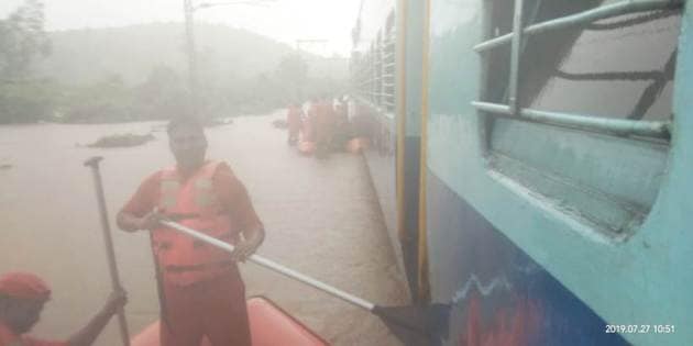 mumbai rains photos, mumbai airport photos, Mumbai waterlogging photos, mumbai weather, mahalaxmi express, mumbai weather photos, mumbai news, indian express