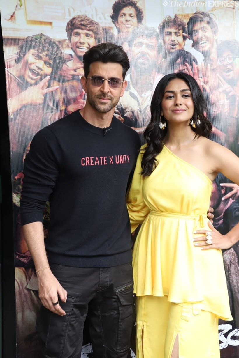 hrithik roshan with mrunal thakur photo