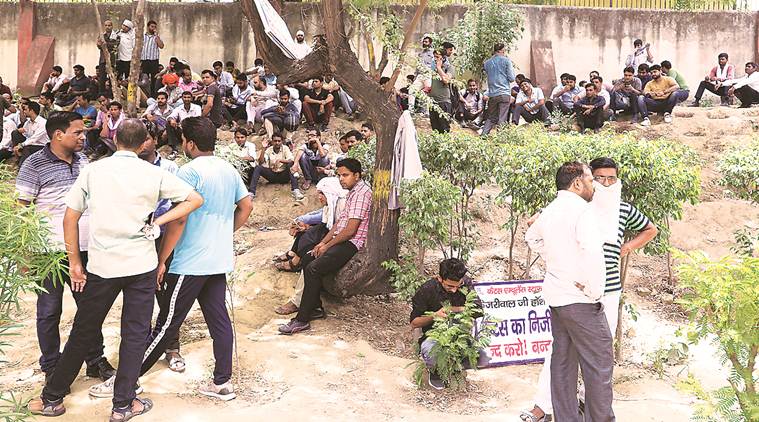 ambulance service, ambulance workers, delhi ambulance workers protest, delhi cm house, delhi cm house protest, kejriwal house protest, indian epxress