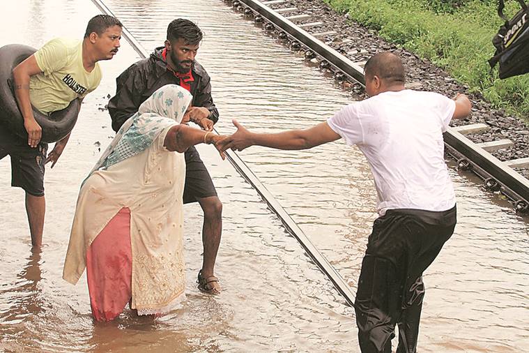 mahalaxmi express marooned, mahalaxmi express mumbai, mahalaxmi express stranded, mumbai rain, mumbai trains, mumbai train services, passengers stranded, central railway, police, maharashtra news, indian express news