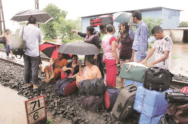 mahalaxmi express marooned, mahalaxmi express mumbai, mahalaxmi express stranded, mumbai rain, mumbai trains, mumbai train services, passengers stranded, central railway, police, maharashtra news, indian express news