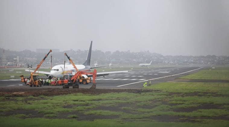 mumbai airport, mumbai airport flight operations, spicejet flight, jaipur mumbai spicejet flight, spicejet flight jaipur, mumbai airport main runway, mumbai news, india news, Indian Express