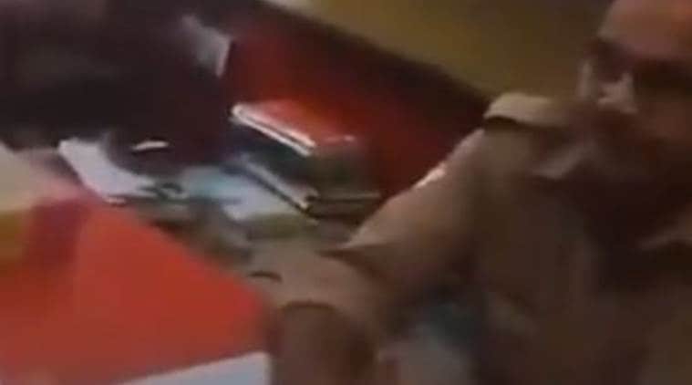 priyanka gandhi, priyanka gandhi vadra, priyanka gandhi posts video of UP police UP police, UP police harass woman viral video, UP news