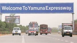 yamuna expressway bus accident, expressway bus accident, yamuna expressway, expressway accidents, Yamuna Expressway accidents, greater noida, agra