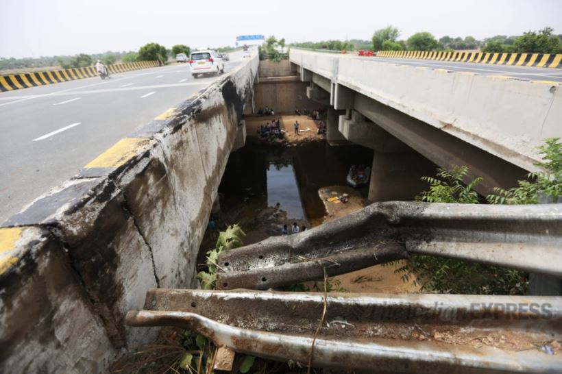Yamuna Expressway accident, Yamuna Expressway, bus accident pics, Lucknow agra highway, Expressway accident pictures, Yogi Adityanath, Indian Express