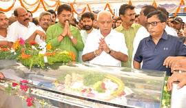 Yediyurappa-pays-last-respects-siddhartha-ccd-founder