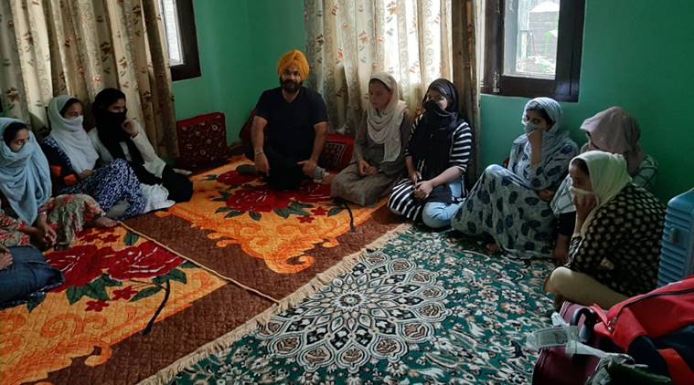 Sikh man helps Kashmirr girls reach home, Article 370, Bifurcation, Jammu and Kashmir, pune