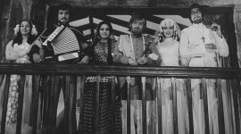 Shabana Azmi, Vinod Khanna, Neetu Singh, Rishi Kapoor, Parveen Babi and Amitabh Bachchan in Amar Akbar Anthony