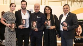Rishi Kapoor releases Anupam Kher's autobiography in New York