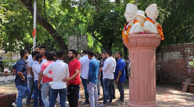 delhi university Savarkar statue row, Savarkar statue removed, delhi university students union, delhi news
