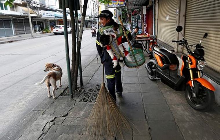 Bangkok's street sweeper carrying pet viral, Bangkok's street sweeper trending, Bangkok, thailand, Bangkok's street sweeper viral story, indian express news