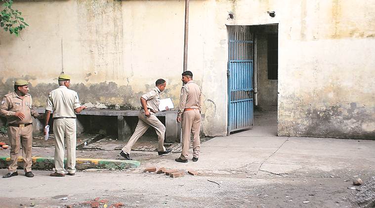 ghaziabad police, ghaziabad constable suspended, ghaziabad criminal runs away, indian express, delhi city news