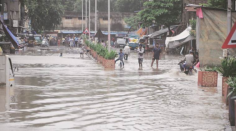 Parts of Surat still flooded as rain, discharge from Ukai dam continue ...