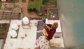 karnataka-floods-food-airdrop-rescue-iaf-helicopter-belagavi-belgaum-759 karnataka-floods-food-airdrop-rescue-iaf-helicopter-belagavi-belgaum