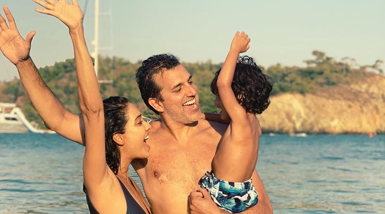  Lisa Haydon pregnant