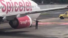 Mumbai Mumbai airport, Man at mumbai airport runway, man reaches mumbai airport runway, Mumbai city news, man infront of spicejet flight